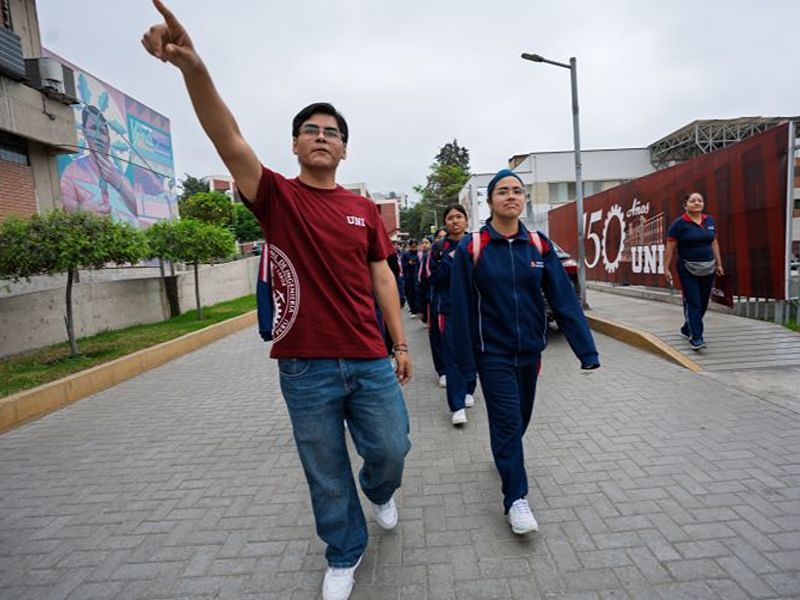 Tutoría de Pares:
Aprende de estudiantes con experiencia que te orientarán en tu adaptación a la vida universitaria