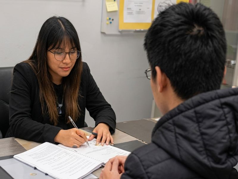 Tutoría Psicológica: 
Recibe orientación psicológica para afrontar los desafíos académicos, personales y emocionales